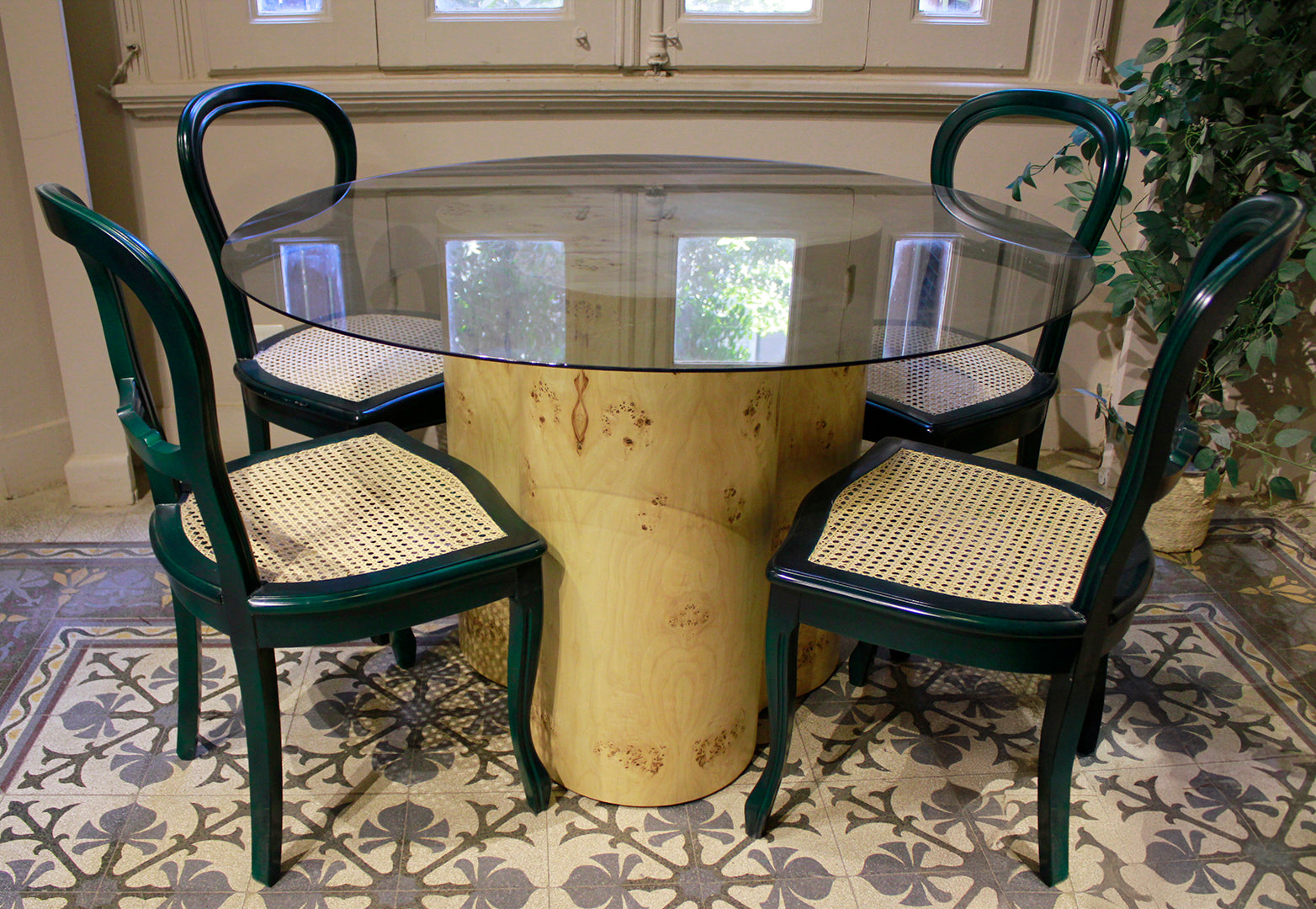 TRO round dining table