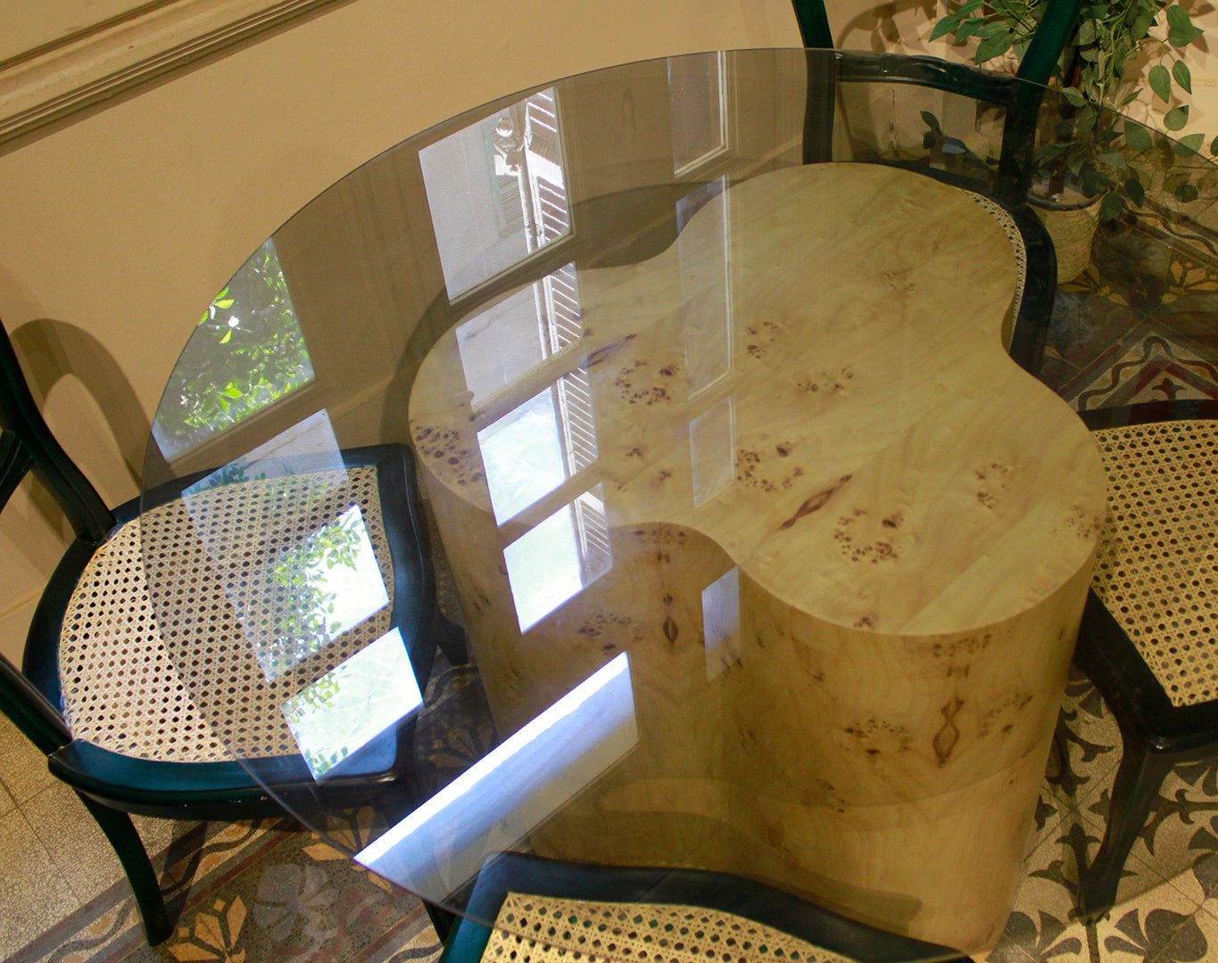 TRO round dining table
