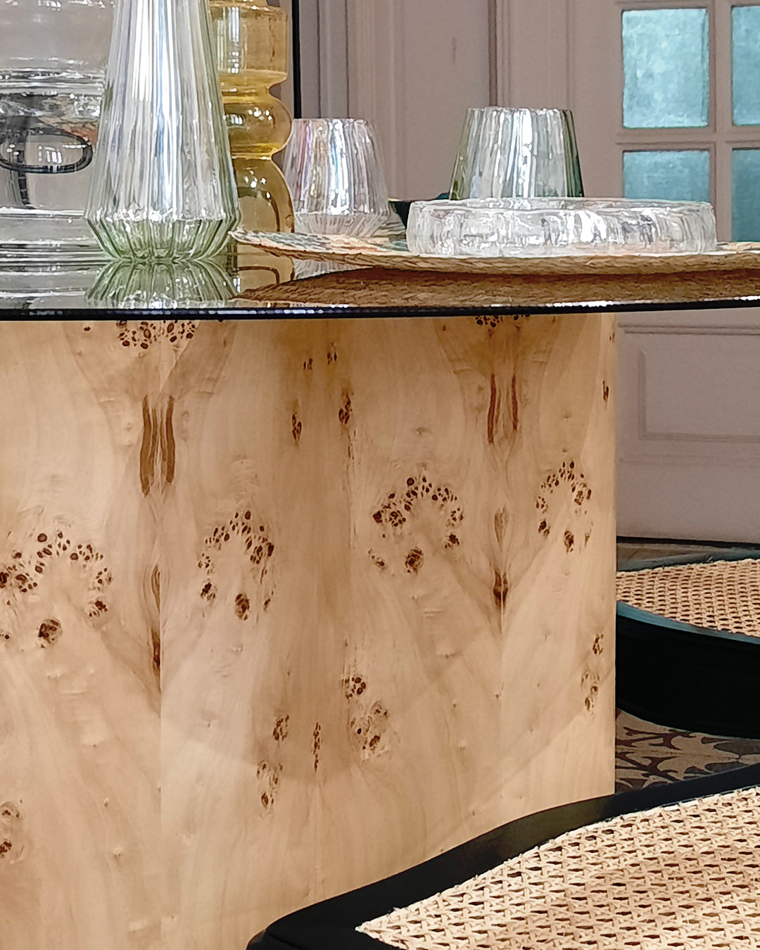 TRO round dining table