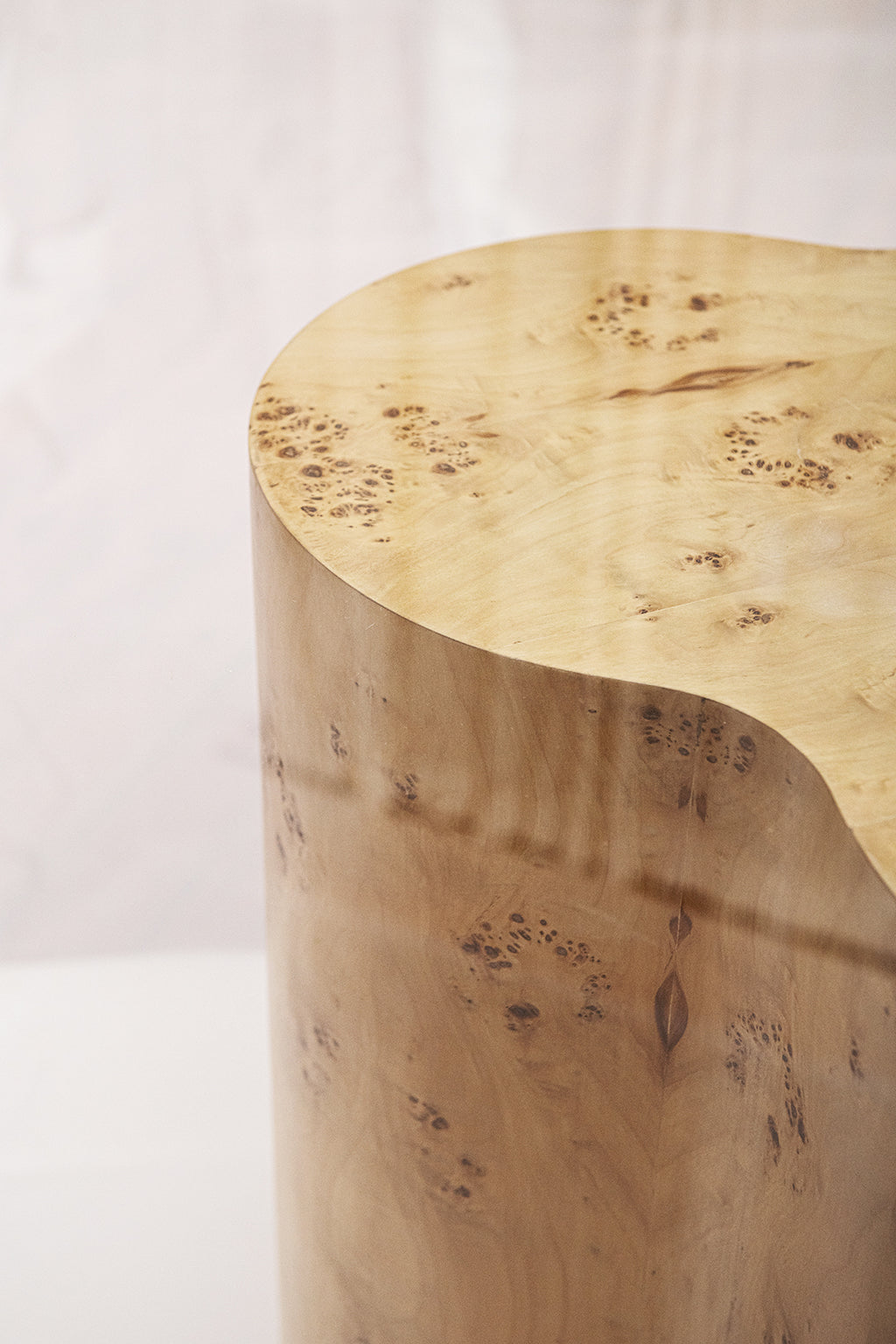 TRO round dining table
