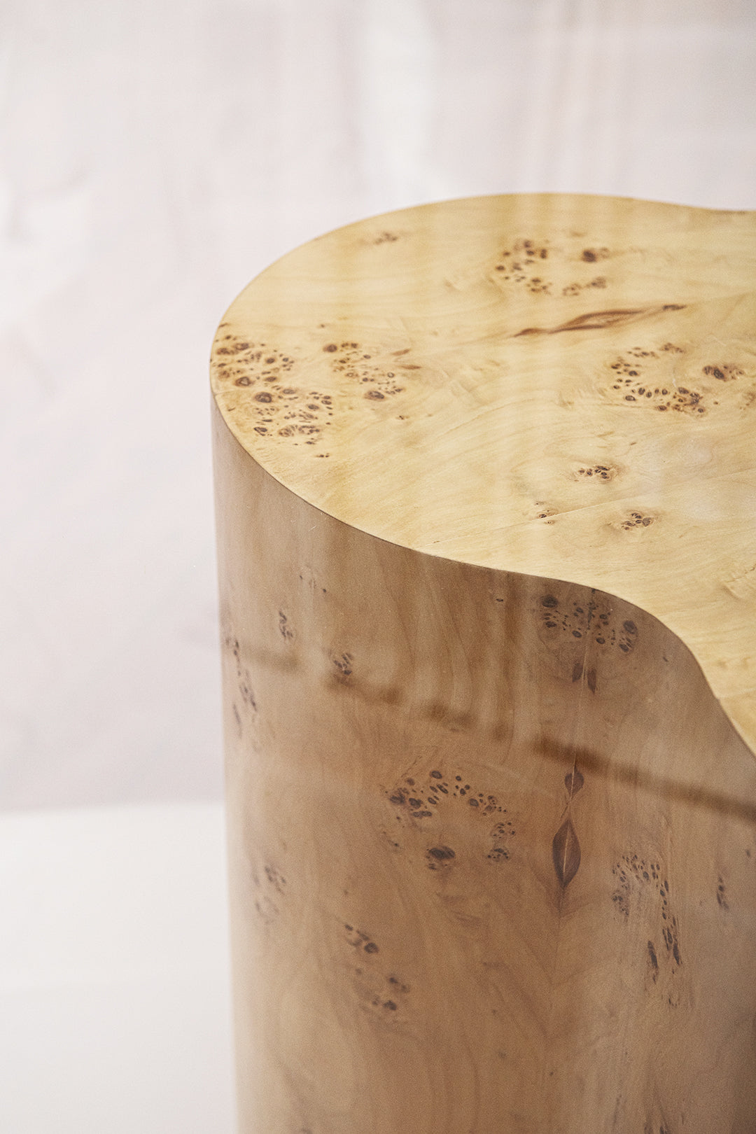 TRO round dining table